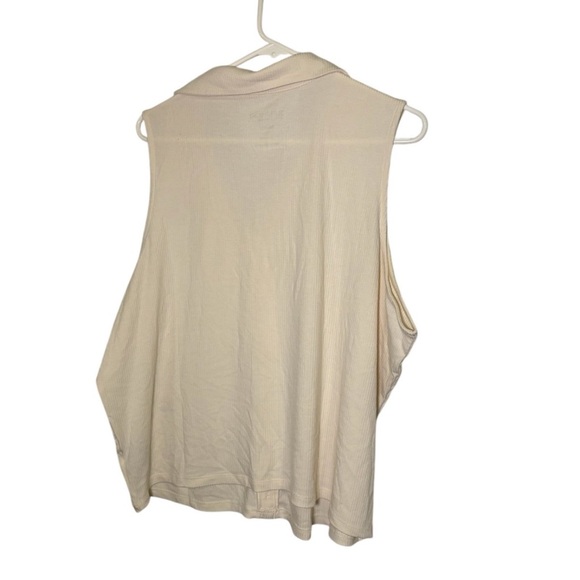 Torrid NEW Size 3 or 3X Pristine Cream Rib V‎ Neck Collared Button Up Crop Tank - Picture 9 of 9